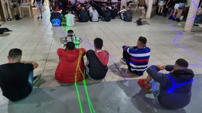 Polícia encerrou festas clandestinas em Camboriú com 200 pessoas