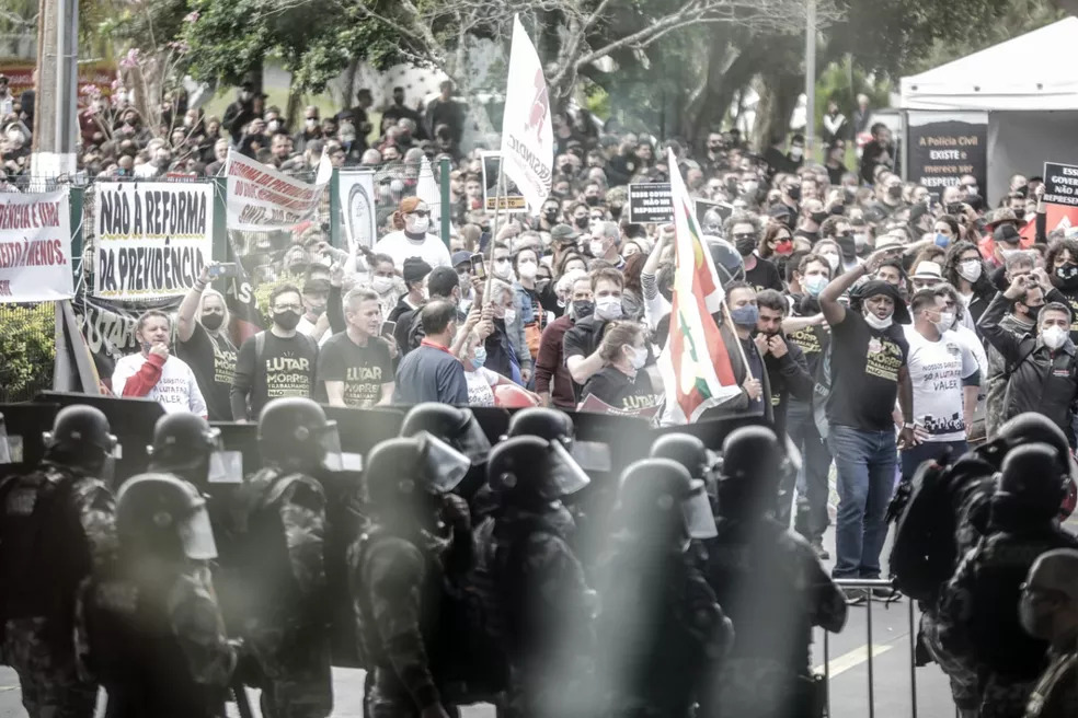 Servidores protestam em frente a Alesc contra a reforma da Previdência