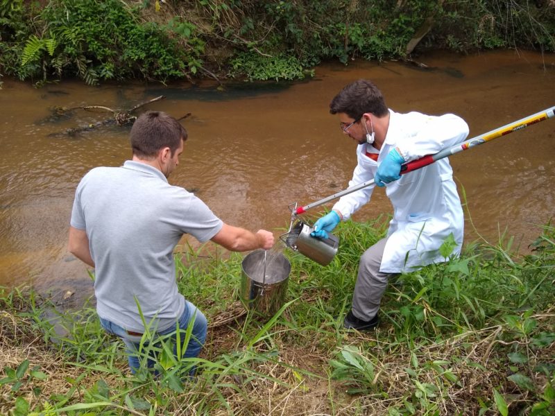 Litros de tinta são jogados no Rio Peroba