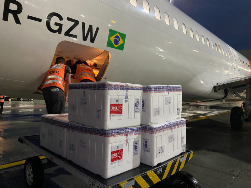 Carlos Moisés anunciou em uma rede social a chegada de mais 100 mil doses de vacina ao Estado