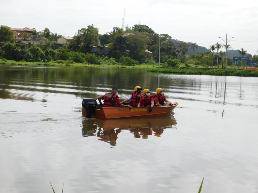 Mais de 40 sacos de lixo são retirados do Parque Linear no mutirão de limpeza realizada no final de semana em Camboriú