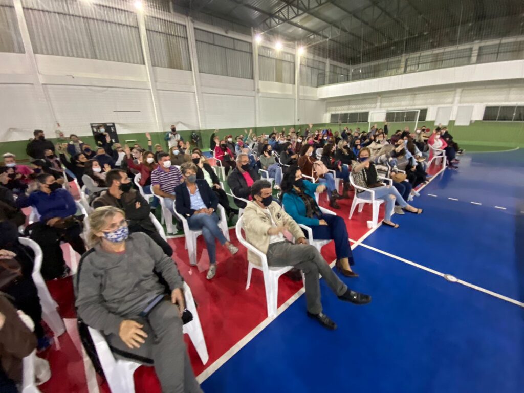 Comissão de servidores quer reunião com prefeito Élcio e dá prazo para entrar em greve