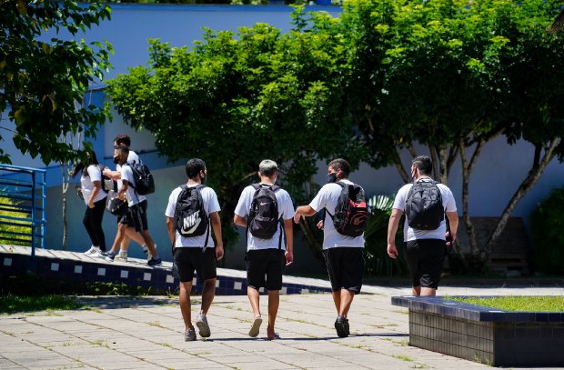 Mais de 10 mil alunos da rede estadual de ensino abandonaram a escola em 2021