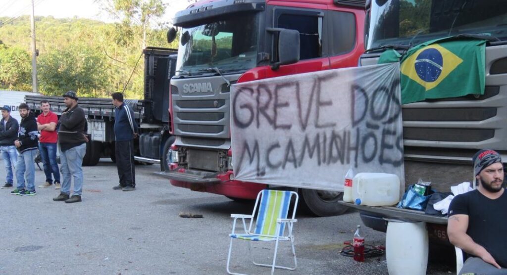 Sindipetro anuncia que postos ja voltaram a ser abastecidos na maioria das cidades