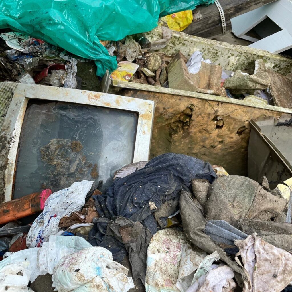Mais de 2,5 toneladas de lixo são retiradas de rio em Balneário Camboriú