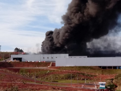 Incêndio de grande proporção atinge unidade da Rafitec de Xaxim