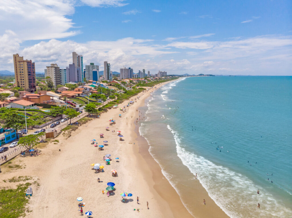 Balneário Piçarras estuda alargar a faixa de areia igual a BC