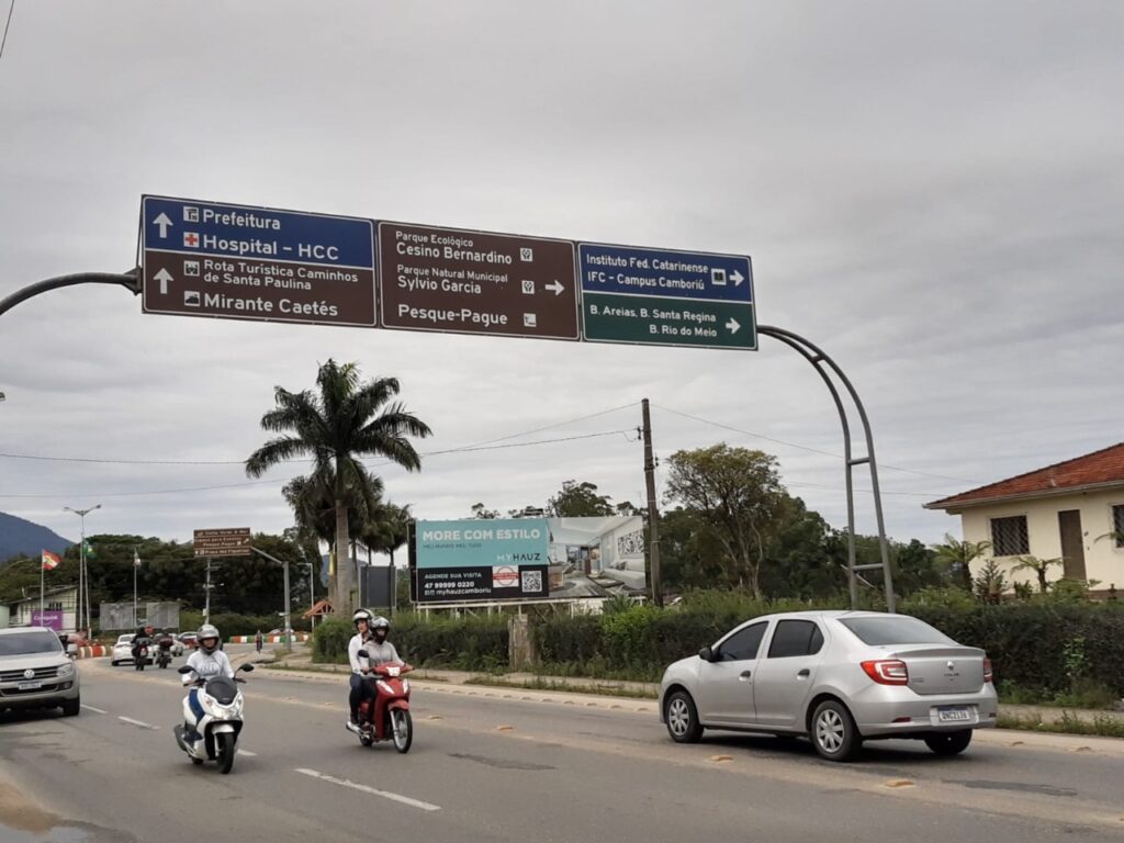 Prefeitura renova as placas de sinalização de Camboriú