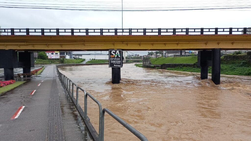 Rio Itajaí-Mirim continua subindo após dias seguidos de chuva