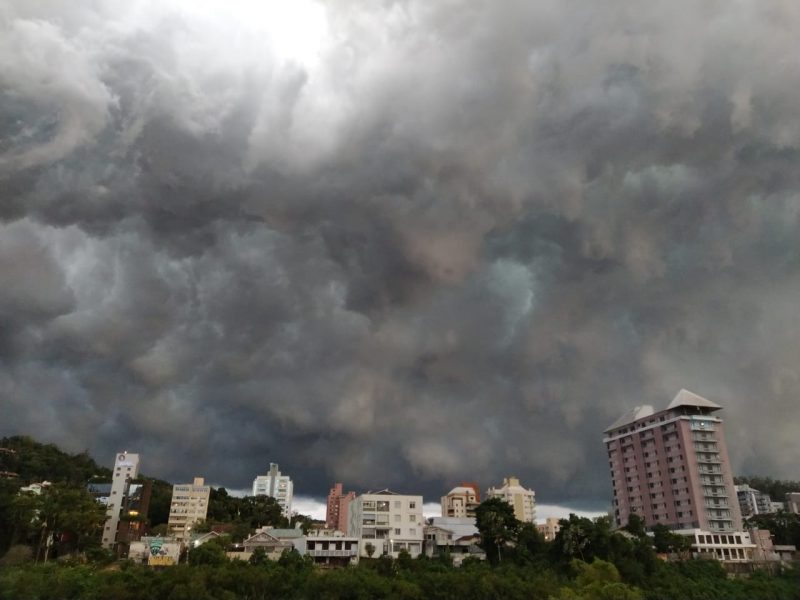 Mais um alerta de temporal foi emitido para Santa Catarina prevê a queda de granizo e ventos fortes