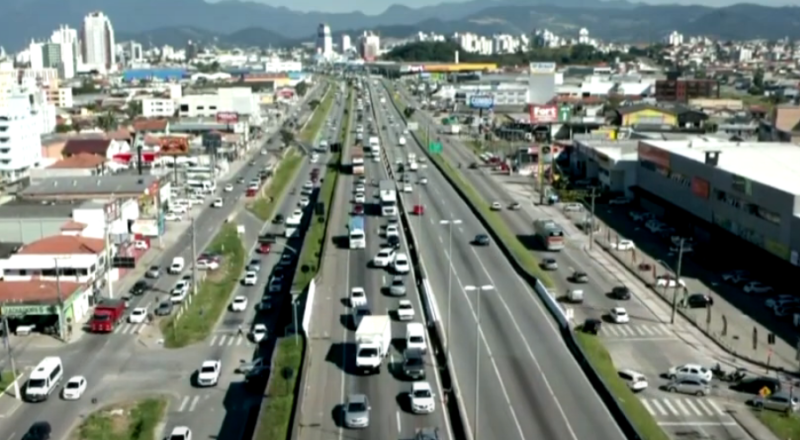 Trânsito intenso na BR-101 em SC no primeiro dia do feriadão