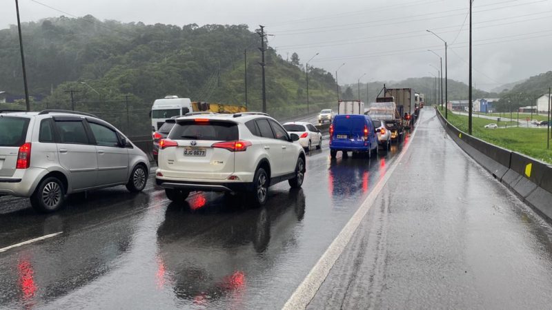 Chuvas insistentes deixam as rodovias do estado com trânsito pesado