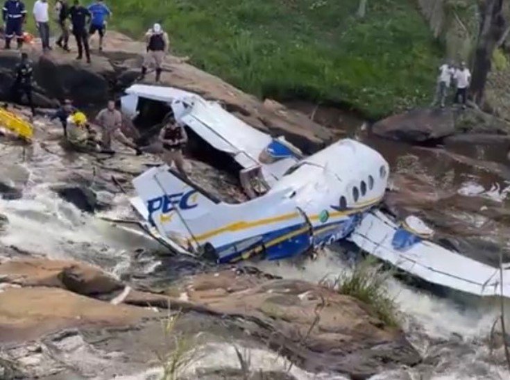 Moradores tentam resgatar vítimas do acidente aéreo que matou a cantora Marília Mendonça