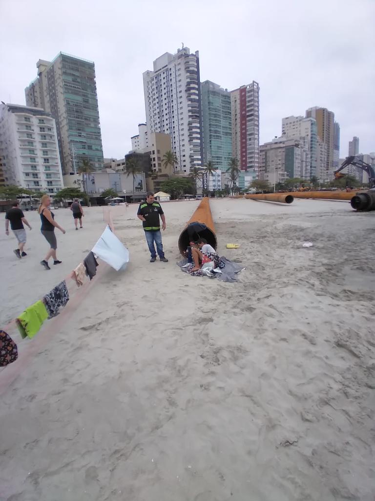 Morador em situação de rua usa tubo como moradia e monta varal de roupas no Pontal Norte
