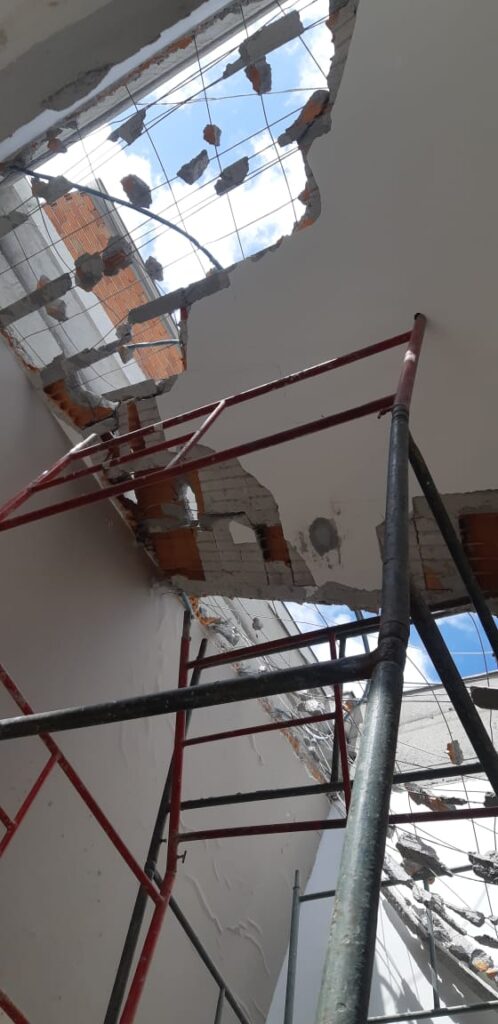 Laje desaba durante obra de reforma deixando um homem ferido