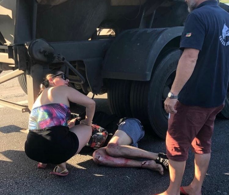 Motociclista vai parar embaixo do rodado de caminhão e sobrevive na BR-101, em Itajaí