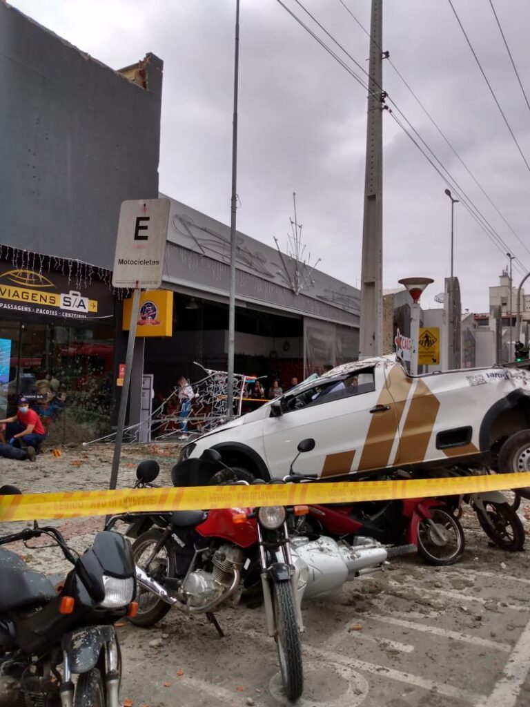 Carro despenca de dez metros de altura de um shopping em Itapema
