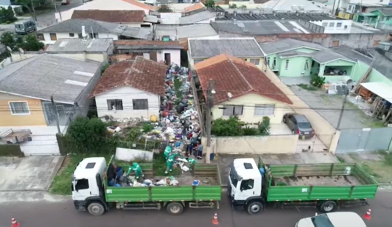 Quase 12 mil toneladas de lixo são retiradas de uma casa em Curitiba