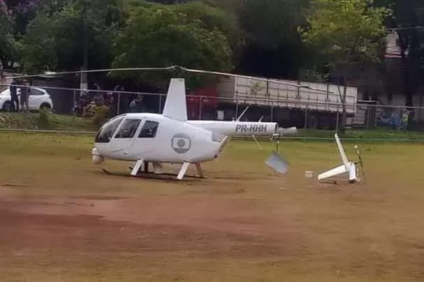 Helicóptero da Globo faz pouso forçado em campo de futebol em Minas Gerais