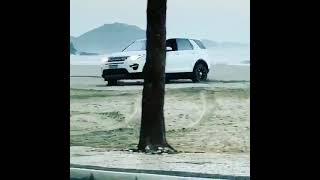 Motorista faz manobras na areia da Praia Central em Balneário Camboriú