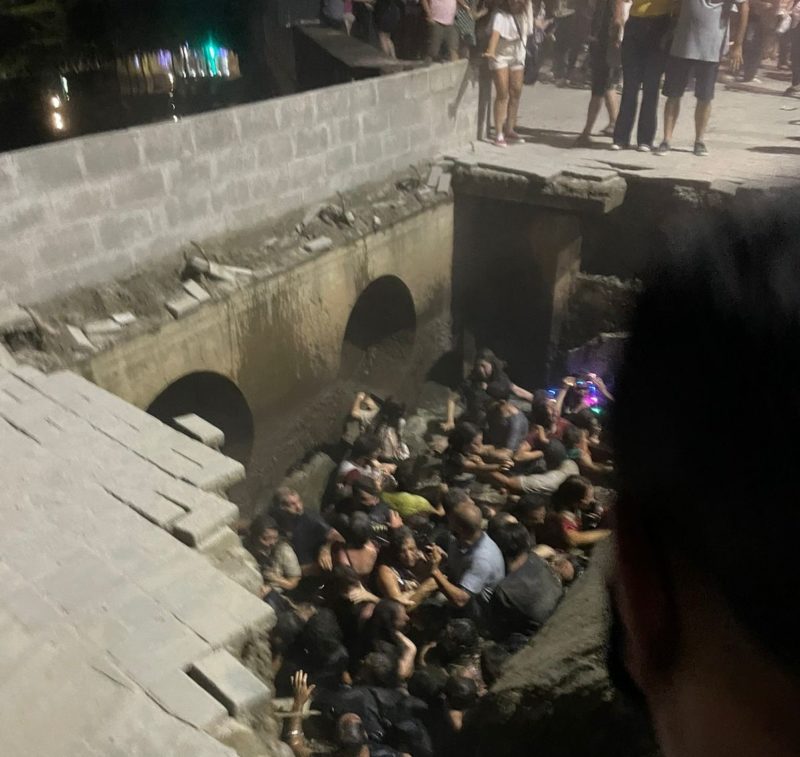 Estrutura cede e pessoas caem em rio na abertura do Natal de Joinville