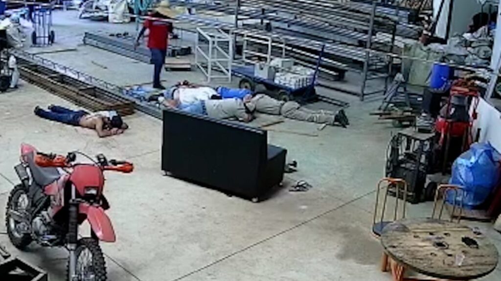 Criminosos fazem nove reféns em empresa de Umuarama. Três eram crianças