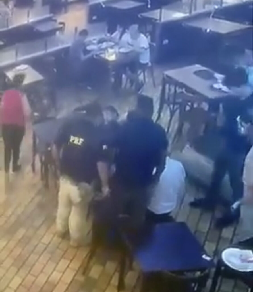 Homem desmaia e engasga em praça de alimentação