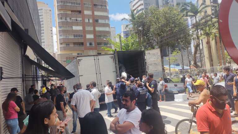 PF, Receita e DEIC realizam operação no camelódromo de Balneário Camboriú