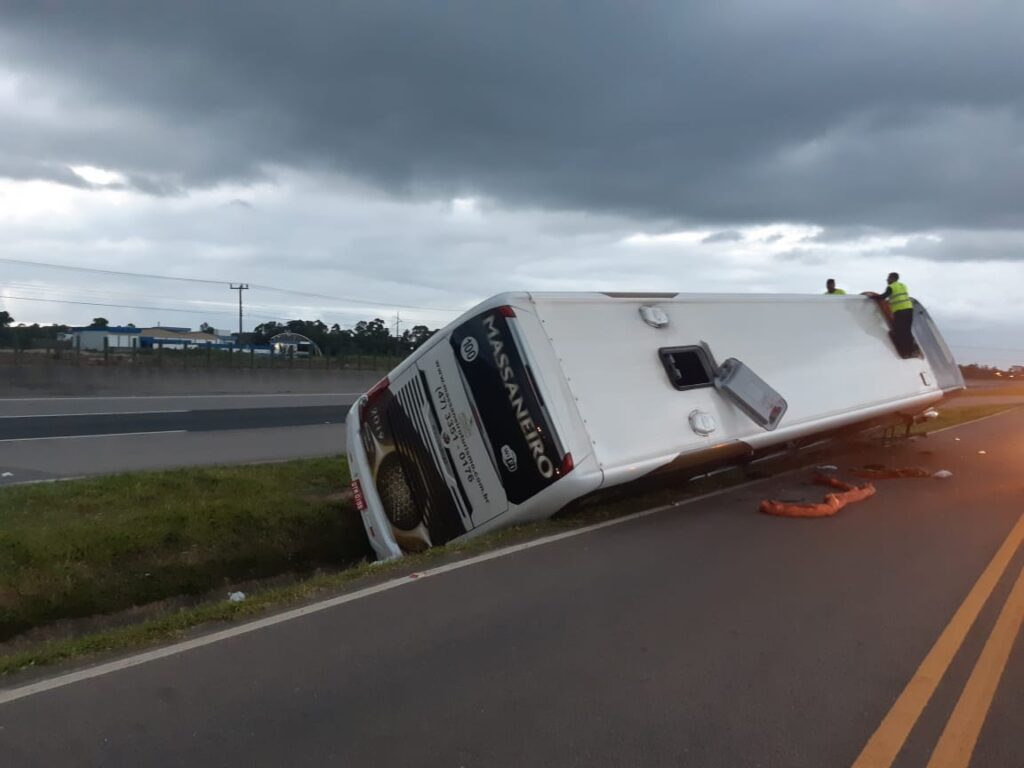 Acidente com ônibus de turismo deixa feridos no sul do Estado