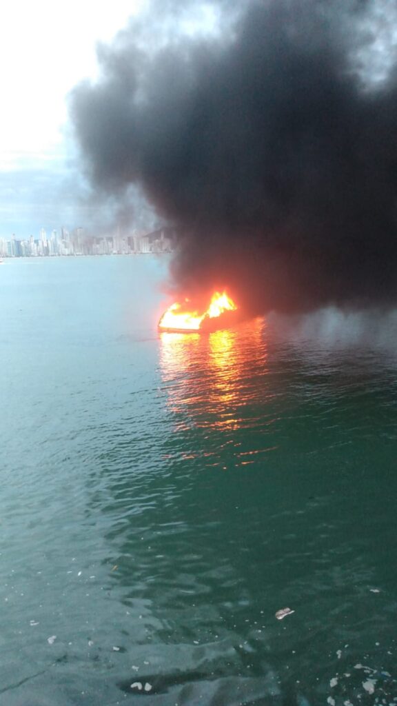 Lancha fica completamente destruída após pegar fogo em Balneário Camboriú