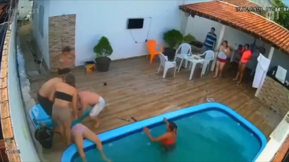 Garota de 13 anos fica dois minutos submersa depois de ter sido sugada por ralo de piscina