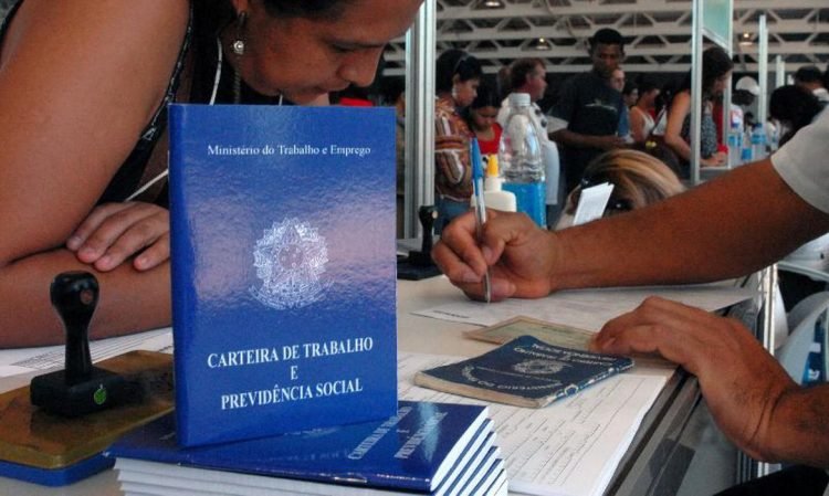 Brasil ultrapassa a marca de 2,6 milhões de empregos formais em 10 meses