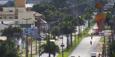 Homem arremessa companheira de carro em movimento e abandona filha em estrada em Tubarão