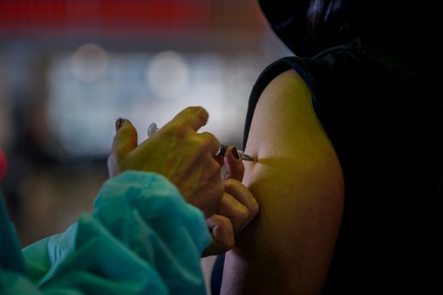 intervalo do reforço para adultos vacinados com duas doses é reduzido para quatro meses
