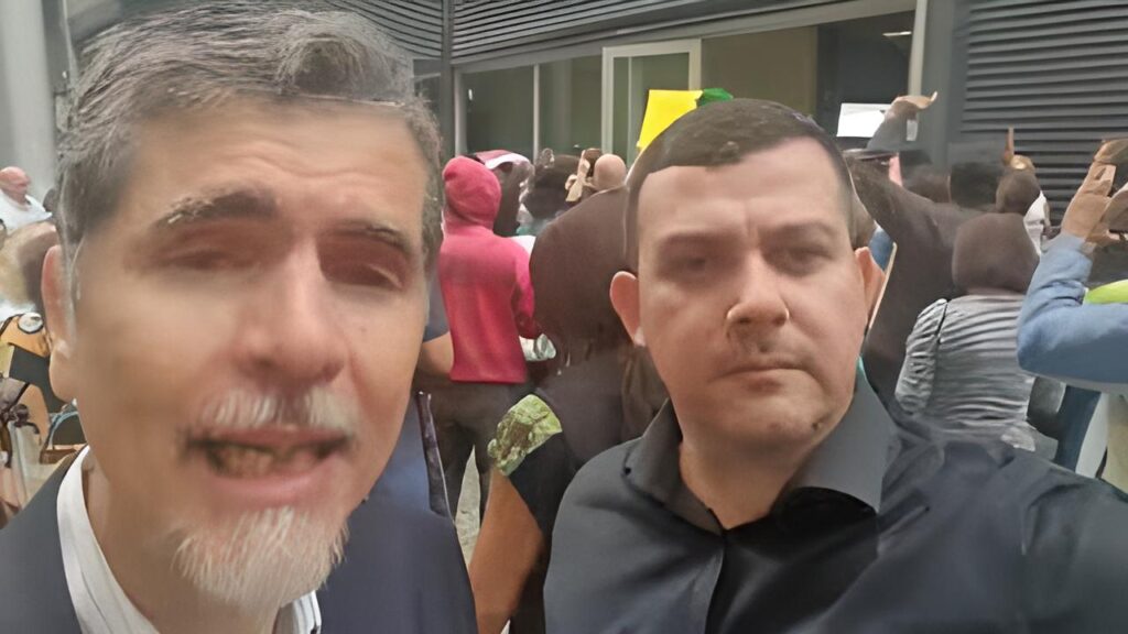Manifestantes contra o passaporte sanitário protestam na Alerj
