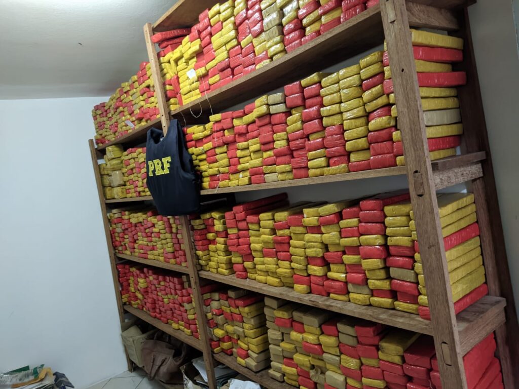 Mais de uma tonelada de maconha é aprendida pela PRF em caminhonete clonada