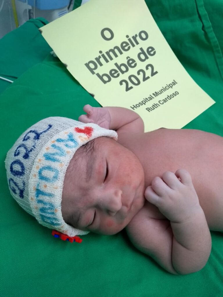 Nasce primeiro bebê de 2022 em Balneário Camboriú