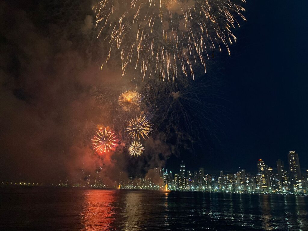 Show de fogos marca a virada do ano na nova Praia Central de Balneário Camboriú