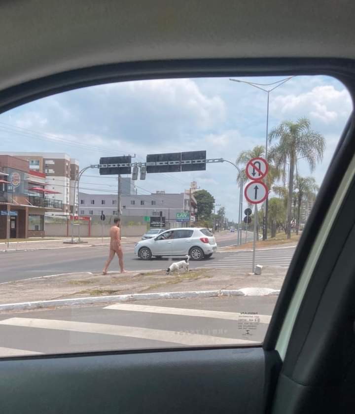 Homem pelado caminha tranquilamente pela Avenida Centenário em Criciúma no Sul do Estado