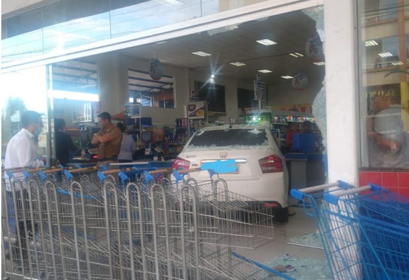 Em Sombrio, no sul do Estado, motorista erra pedal e invade supermercado ferindo cinco pessoas