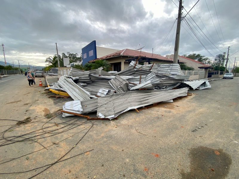Caminhões tombados, casas destelhadas e muita destruição após ventos de 100 km/h no Vale de Itajaí