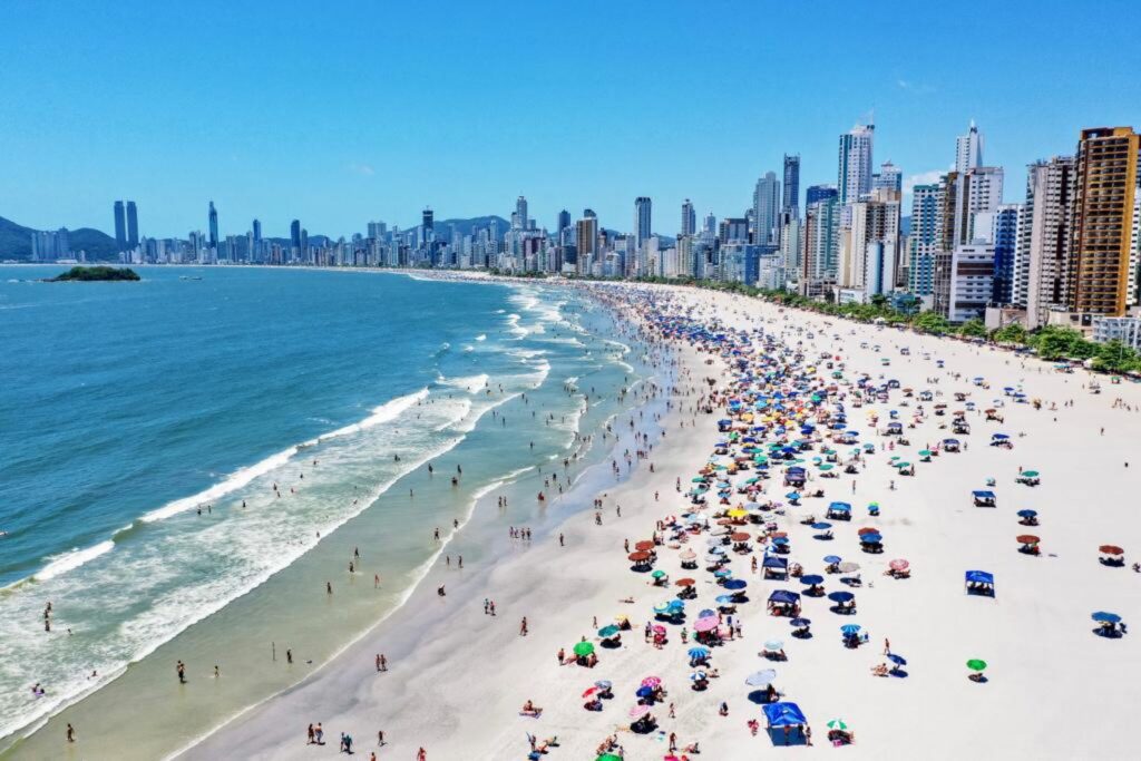 Relatórios do IMA e Emasa sobre balneabilidade das praias de Balneário Camboriú são divergentes