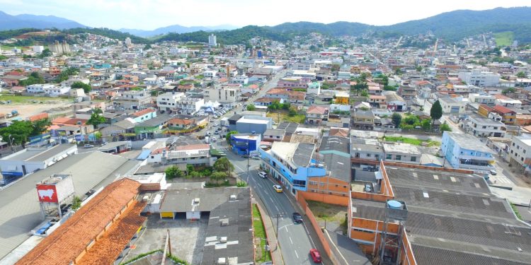 Quase 4 mil consumidores ficaram sem energia elétrica nesta terça-feira em Camboriú