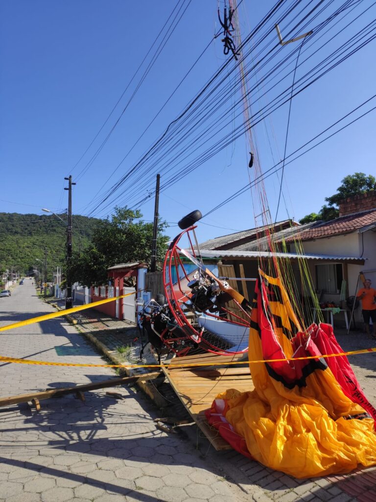 Paramotor cai em Bombinhas com dois tripulantes
