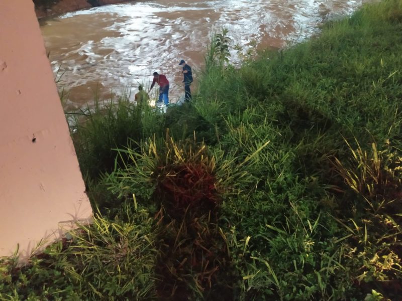 Motorista está desaparecido após o carro bater e cair no Rio Itajaí-Mirim, em Brusque