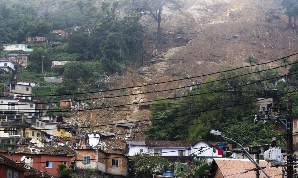 Com 117 mortos, Petrópolis volta a enfrentar chuvas e alagamentos