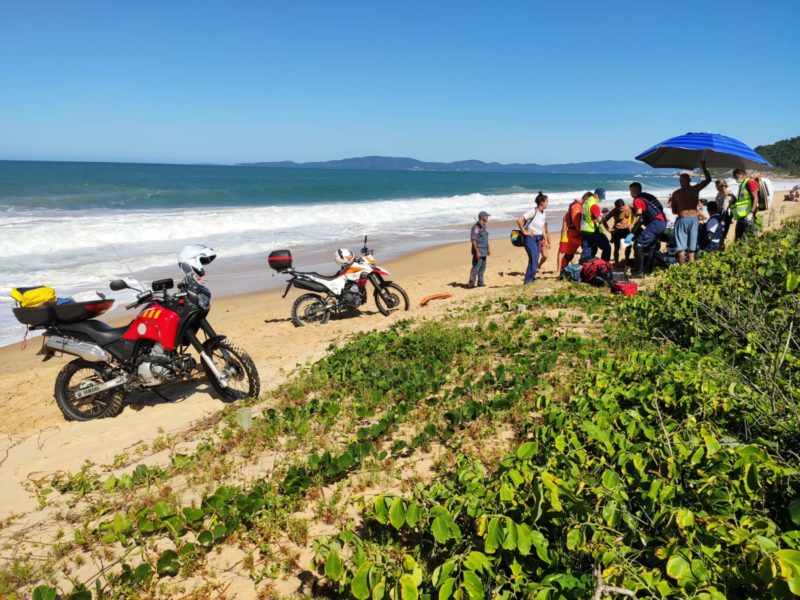 Homem morre afogado ao entrar sozinho em praia de Balneário Camboriú