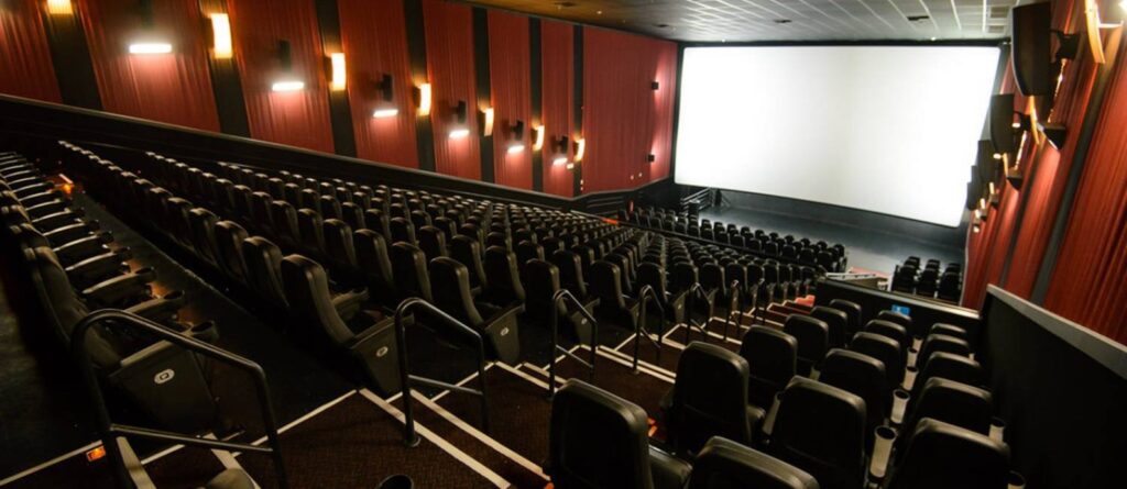 Salas de cinema de Itajaí deverão ter sessão mensal adaptada para pessoas com Transtorno do Espectro Autista (TEA)