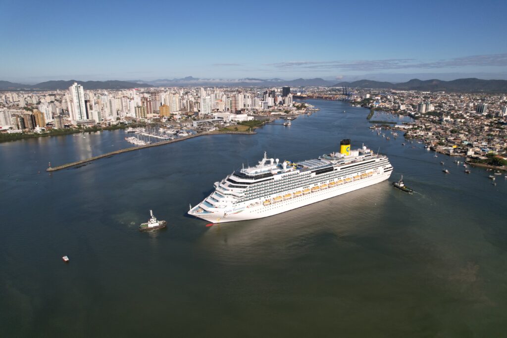 Porto de Itajaí teve quatro navios atracados simultaneamente nesta terça-feira ,15