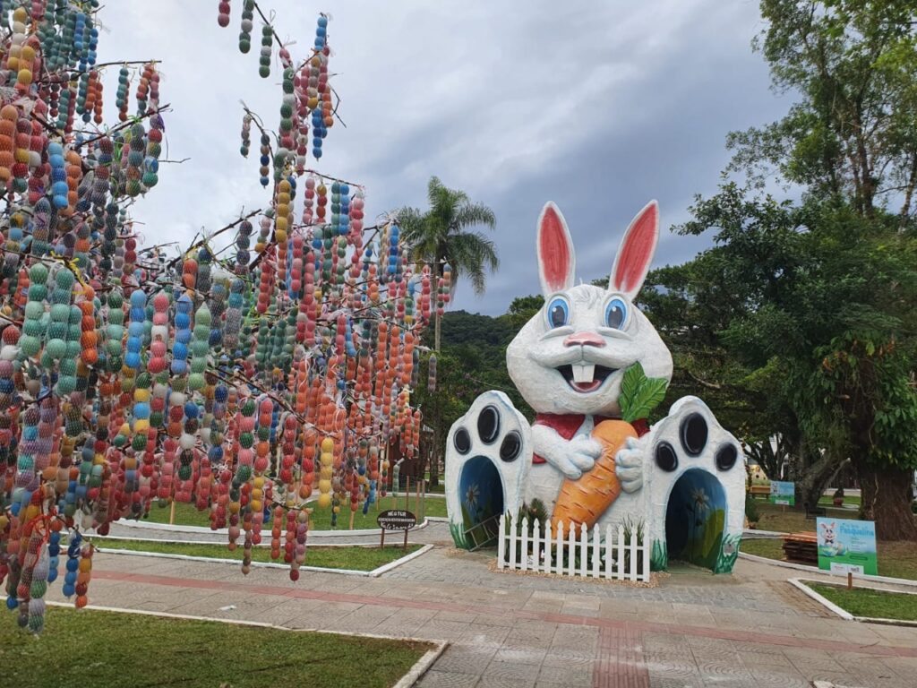 A Páscoa está chegando e coelho gigante é atração turística na La Terza Pasqualina
